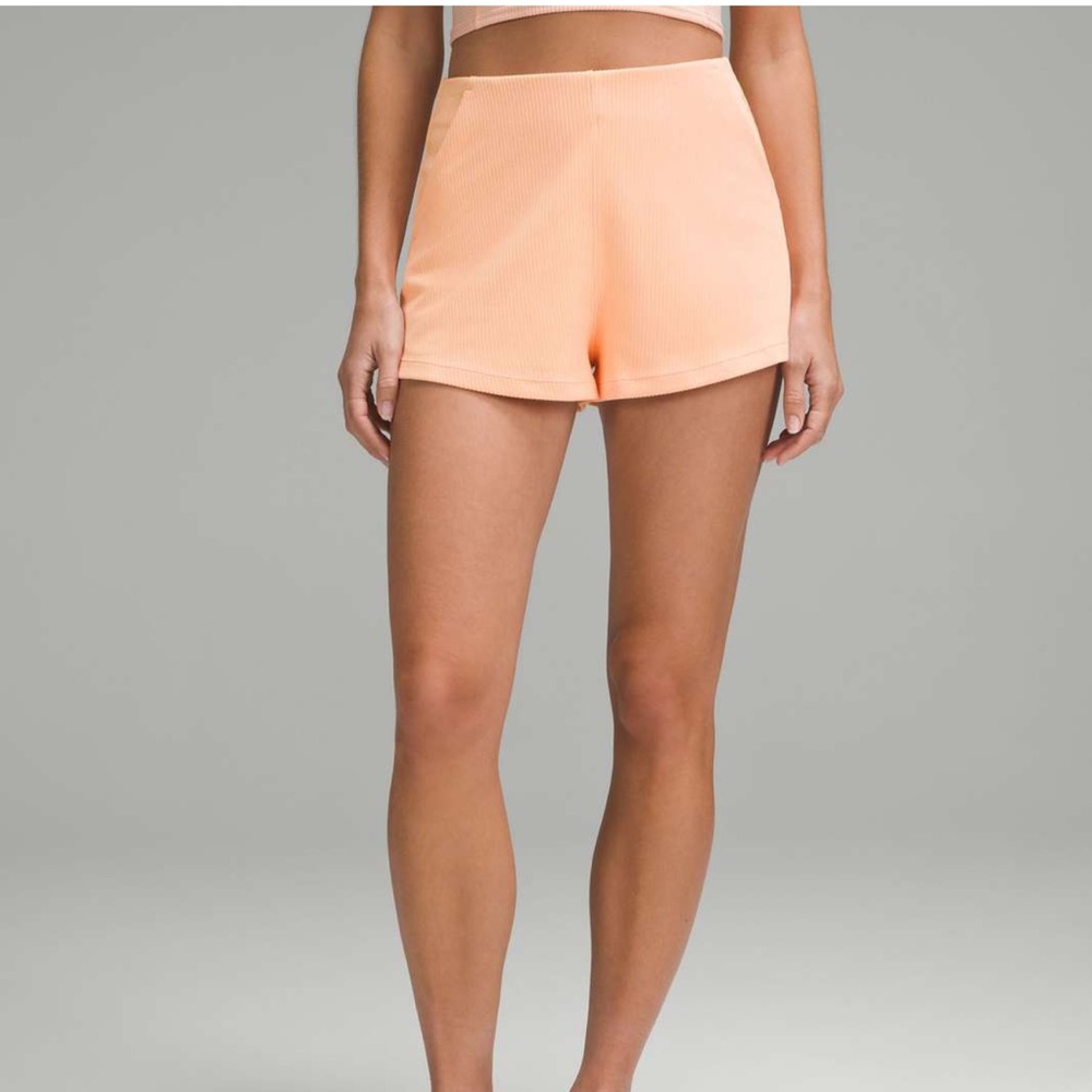 Lululemon Ribbed Softstreme High-Rise Short 2”